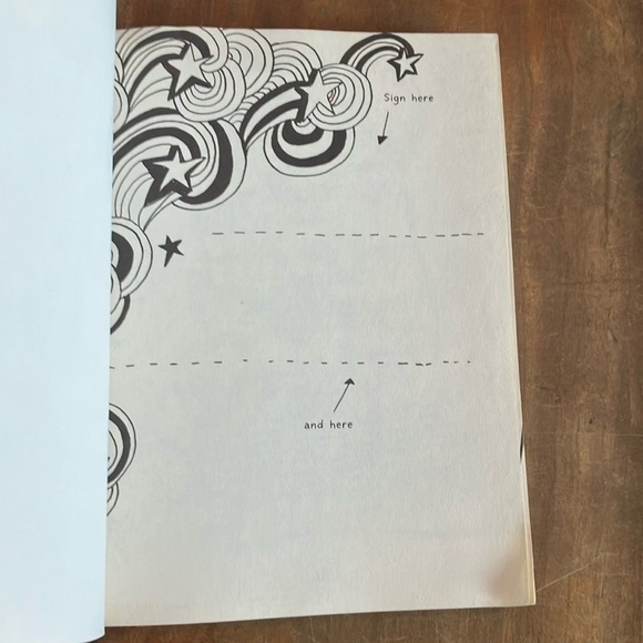 Book: Tom Gates: Dog Zombies Rule for now by Liz Pichon - Picture 2 of 12